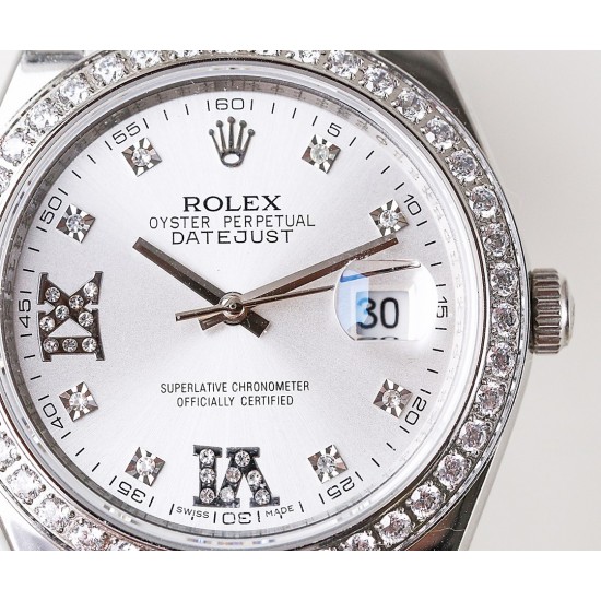 LS精品 〔最高品质 年末巨献〕劳力士(Rolex)日志月相型,一一问世便卓而不凡,品德超群,庄重、实用、不显浮华的风格广受成功人士喜爱,逐渐深刻人心,并备受各界人士推重。品质精良,工艺精湛,糅合尊贵、典雅和独特气质于一身,位列世界手表业之翘楚,904蚝式钢 18k微纳米电镀金,直径41mm 厚度1.0,全自动进口机芯,21600每小时振荡次数,动力储备48小时,表带:五珠带,三度防水性能,9字位日月星辰美轮美奂,返修率几乎为零,请君放心购! LS精品 〔最高品质 年末巨献〕劳力士(Rolex)日志月相型,一一问世便卓而不凡,品德超群,庄重、实用、不显浮华的风格广受成功人士喜爱,逐渐深刻人心,并备受各界人士推重。品质精良,工艺精湛,糅合尊贵、典雅和独特气质于一身,位列世界手表业之翘楚,904蚝式钢 18k微纳米电镀金,直径41mm 厚度1.0,全自动进口机芯,21600每小时振荡次数,动力储备48小时,表带:五珠带,三度防水性能,9字位日月星辰美轮美奂,返修率几乎为零,请君放心购!