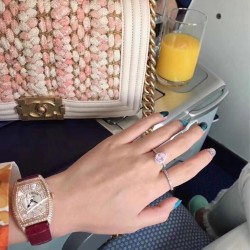 Franck muller法兰克穆勒 FM奢华镶钻石英女表✔️延续FM经典酒桶外壳造型、镶嵌进口5A水钻‼️高品质、大牌范儿真皮表带材质、进口石英机芯，✨时间简约名媛，深受各大明星女神喜爱