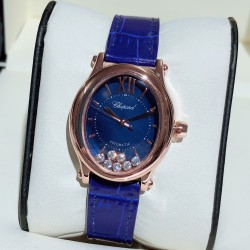 实拍 萧邦-ChopardHappy Sport Oval 石英版本腕表精钢表壳制表工艺与优雅美学风格巧妙结合，以此来展示女性魅力和技术性能。玫瑰金真空电镀材质，既优雅又时尚，以圆润柔美的曲线演绎隽永女性魅力。萧邦对象征永恒的椭圆形展现新颖诠释，打造出一款献给女性的臻礼，许下一个象征快乐的诚挚诺言。Happy Spor欢快嬉戏、自由旋转的水钻珠子在两片蓝宝石水晶之间愉悦轻舞。表壳 约30mm珍珠贝壳彩色表盘搭配光泽亮皮纹表带针扣穿戴C表扣。