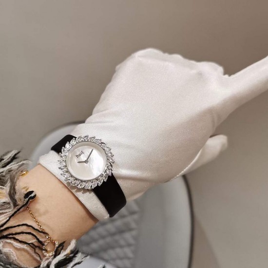 伯爵-PIAGET 全新高级珠宝系列,18K白金.玫瑰金,镶饰24颗马眼型切割美钻(约3.84克拉)是高级珠宝制作的一大挑战;钻石散发的耀眼光芒,皮带采用轻柔的缎面材质,与钻石造型形成优雅对比。原装尺寸31X7.8mm. 伯爵-PIAGET 全新高级珠宝系列,18K白金.玫瑰金,镶饰24颗马眼型切割美钻(约3.84克拉)是高级珠宝制作的一大挑战;钻石散发的耀眼光芒,皮带采用轻柔的缎面材质,与钻石造型形成优雅对比。原装尺寸31X7.8mm.