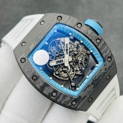 ZF高科技再造传奇RICHARD MILLE碳纤维限量款理查德米勒RM055“白色传奇”全球限量腕表美到极致的视觉冲击表壳呈酒桶形，采用三件式结构，上下表圈和表环分别以NTPT碳纤维和喷砂钛金属打造。“白色传奇”款配备白色内圈、指针和表冠衬垫；表盘法兰盘由黑色碳纤维制成，时标经同源荧光涂层。法兰盘经钻碳(DLC)处理。机芯与表盘融为一体，选择了5级钛作为这种“骨架”运动的基板和桥梁，提供高强度运动精度和可靠性。NTPT材质的成功开发使ZF开拓了复刻表从材料科技层面上的突破ZF出品 必属精品