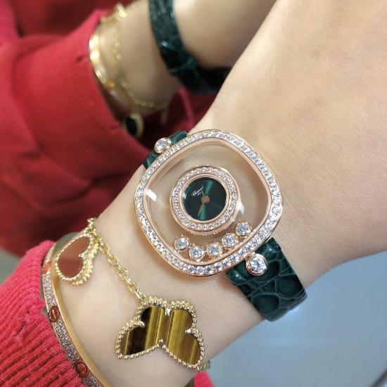实拍 萧邦新增绿色表盘HAPPY DIAMONDS系列快乐钻腕表 3层蓝宝石玻璃镜面 我们就是自己的神话 原厂瑞士石英机芯 镜面内5颗快乐钻自由转动 活动钻石围绕表盘回旋起舞 制作精巧的表壳玩味透明概念 chopard家标志性的Happy钻石在两片蓝宝石水晶玻璃 形成的空间内自由滑动 充分展现自由和欢快的感觉 表壳顶端与底端各缀有一圈钻石 树叶形指针 较小的同心圆为珍珠母贝质地 呈圆满的球型 两个同心圆环上皆全手工镶有钻石 七颗灵动钻石如悬空漂浮一般 细节见真知。 实拍 萧邦新增绿色表盘HAPPY DIAMONDS系列快乐钻腕表 3层蓝宝石玻璃镜面 我们就是自己的神话 原厂瑞士石英机芯 镜面内5颗快乐钻自由转动 活动钻石围绕表盘回旋起舞 制作精巧的表壳玩味透明概念 chopard家标志性的Happy钻石在两片蓝宝石水晶玻璃 形成的空间内自由滑动 充分展现自由和欢快的感觉 表壳顶端与底端各缀有一圈钻石 树叶形指针 较小的同心圆为珍珠母贝质地 呈圆满的球型 两个同心圆环上皆全手工镶有钻石 七颗灵动钻石如悬空漂浮一般 细节见真知。