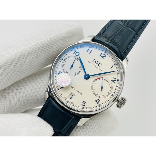 【ZF Factory销量神器】V5升级版 IWC万国葡7-葡萄牙系列 七日链 !1⃣️搭载定制版自动机械机芯!2⃣️独立小秒针,真动能指示!3⃣️蓝宝石玻璃镜面!4⃣️定制版意大利牛皮表带,原装扣子!5⃣️直径42毫米!ZF出品 必属精品 欢迎您的品鉴! 【ZF Factory销量神器】V5升级版 IWC万国葡7-葡萄牙系列 七日链 !1⃣️搭载定制版自动机械机芯!2⃣️独立小秒针,真动能指示!3⃣️蓝宝石玻璃镜面!4⃣️定制版意大利牛皮表带,原装扣子!5⃣️直径42毫米!ZF出品 必属精品 欢迎您的品鉴!