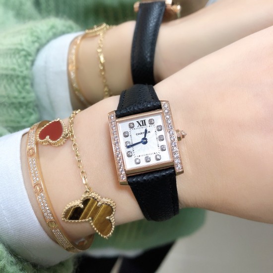 实拍卡地亚-CARTIER2020最新卡地亚法国坦克Cartier Tank Franaise系列,一款百搭性价比又高的手表 搭配全新专柜欧版风格定制的原厂表带,进口瑞士石英机芯。八角形表冠,镶嵌一颗凸圆形合成尖晶石,剑形蓝钢指针,蓝宝石水晶镜面,采用与原装一致的实心内罩,尺寸:25 x 20mm。佩戴舒适柔软服帖,上手显得高贵又典雅,很气质很女人独家货源。 实拍卡地亚-CARTIER2020最新卡地亚法国坦克Cartier Tank Franaise系列,一款百搭性价比又高的手表 搭配全新专柜欧版风格定制的原厂表带,进口瑞士石英机芯。八角形表冠,镶嵌一颗凸圆形合成尖晶石,剑形蓝钢指针,蓝宝石水晶镜面,采用与原装一致的实心内罩,尺寸:25 x 20mm。佩戴舒适柔软服帖,上手显得高贵又典雅,很气质很女人独家货源。
