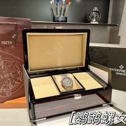 百达翡丽运动优雅鹦鹉螺女款腕表P强势来袭！细节说明1⃣️搭配定制版9015机改Cal.324sc自动机芯，动能储存45小时，振频28800每小时！2⃣️316L定制级人体工程学表带！3⃣️腕表尺寸35.2MM，与原装一致！4⃣️镶嵌56颗施华洛世奇水晶钻与正品钻石数量一致 ！5⃣️表镜双面防眩目蓝宝石水晶玻璃。6⃣️字面色泽均与正品一致！“没人能拥有百达翡丽，只不过为下一代保管而已。”优雅大气 完美演绎职场女性的时尚品味，在优雅之余又不失强悍霸气。匠心力作 欢迎您的品鉴！