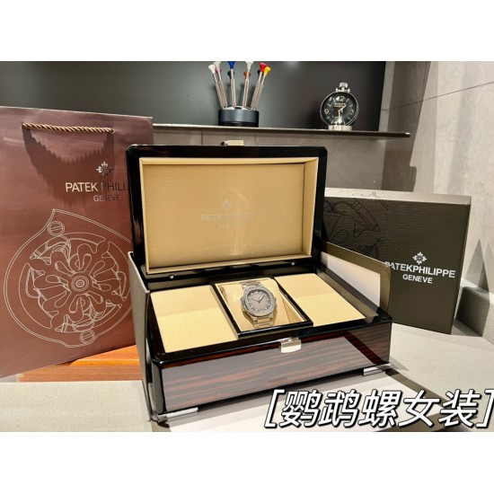 百达翡丽运动优雅鹦鹉螺女款腕表P强势来袭!细节说明1⃣️搭配定制版9015机改Cal.324sc自动机芯,动能储存45小时,振频28800每小时!2⃣️316L定制级人体工程学表带!3⃣️腕表尺寸35.2MM,与原装一致!4⃣️镶嵌56颗施华洛世奇水晶钻与正品钻石数量一致 !5⃣️表镜双面防眩目蓝宝石水晶玻璃。6⃣️字面色泽均与正品一致!“没人能拥有百达翡丽,只不过为下一代保管而已。”优雅大气 完美演绎职场女性的时尚品味,在优雅之余又不失强悍霸气。匠心力作 欢迎您的品鉴! 百达翡丽运动优雅鹦鹉螺女款腕表P强势来袭!细节说明1⃣️搭配定制版9015机改Cal.324sc自动机芯,动能储存45小时,振频28800每小时!2⃣️316L定制级人体工程学表带!3⃣️腕表尺寸35.2MM,与原装一致!4⃣️镶嵌56颗施华洛世奇水晶钻与正品钻石数量一致 !5⃣️表镜双面防眩目蓝宝石水晶玻璃。6⃣️字面色泽均与正品一致!“没人能拥有百达翡丽,只不过为下一代保管而已。”优雅大气 完美演绎职场女性的时尚品味,在优雅之余又不失强悍霸气。匠心力作 欢迎您的品鉴!
