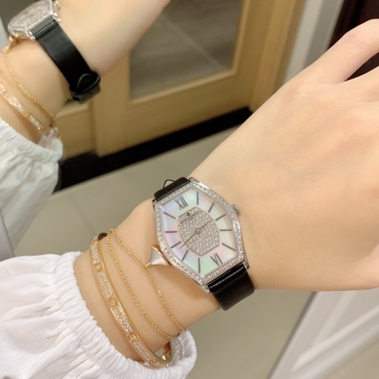 实拍 江诗丹顿-Vacheron Constantin 作为世界上历史悠久的钟表制造商从未停止生产,秉承悉力以赴,精益求精的品牌座右铭,其中有一款-Malte系列25530/000R-9742,经典酒桶型婉表,防磨水晶镜面,内部经反光处理,配置瑞士原装石英机芯,尺寸28.40*38.67毫米,厚度7.28毫米。表壳电镀18K白金/玫瑰金,表带有布绢带,牛皮带两种选择,针扣配带.市面最高版本,你值得拥有! 实拍 江诗丹顿-Vacheron Constantin 作为世界上历史悠久的钟表制造商从未停止生产,秉承悉力以赴,精益求精的品牌座右铭,其中有一款-Malte系列25530/000R-9742,经典酒桶型婉表,防磨水晶镜面,内部经反光处理,配置瑞士原装石英机芯,尺寸28.40*38.67毫米,厚度7.28毫米。表壳电镀18K白金/玫瑰金,表带有布绢带,牛皮带两种选择,针扣配带.市面最高版本,你值得拥有!