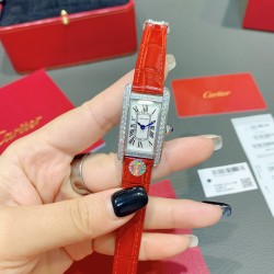 卡地亚-美国坦克-Cartier Tank Amricaine腕表，小号表款，三码合一。采用蓝宝‮水石‬晶镜面，瑞士石英机芯。原版开模，精钢表壳，八角形表冠，镶嵌一颗合成蓝色尖晶石，镀银表盘，剑形蓝钢指针，搭配原装光面折叠表扣，采用进口多色小牛皮。腕‮大表‬器优雅，深‮行受‬家青睐。表壳尺寸：34.80 x 19.00毫米。