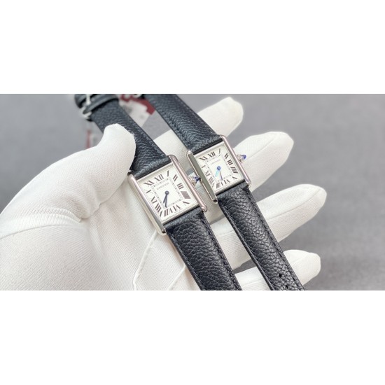 卡地亚坦克TANK MUST de Cartier全系列(中号33.7*25.5mm,小号29.5*22mm)所有配件均可以和原装通用!在这里特别是表冠制作,标志性的表冠周身“面包型”凸点饰珠,立体清晰,便于抓紧调节,。“子弹头”型的表冠顶部晶石,独家采用巴西原矿石,经老友宝石厂经年研发的一体成型+磨光复合机加工,费时费工费料,成本极高!有效的保证了每颗产品外观与正品一致!蓝宝石玻璃镜面,从侧面来看是有折射的,有放大的效果!f1厂倾情出品! 卡地亚坦克TANK MUST de Cartier全系列(中号33.7*25.5mm,小号29.5*22mm)所有配件均可以和原装通用!在这里特别是表冠制作,标志性的表冠周身“面包型”凸点饰珠,立体清晰,便于抓紧调节,。“子弹头”型的表冠顶部晶石,独家采用巴西原矿石,经老友宝石厂经年研发的一体成型+磨光复合机加工,费时费工费料,成本极高!有效的保证了每颗产品外观与正品一致!蓝宝石玻璃镜面,从侧面来看是有折射的,有放大的效果!f1厂倾情出品!