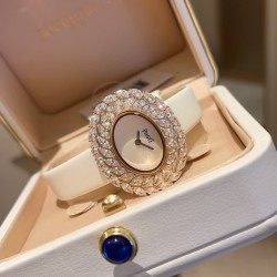伯爵-PIAGET  全新高级珠宝系列，18K白金.玫瑰金，镶饰两圈马眼型切割美钻一圈22颗（约3.84克拉）－共44颗高级珠宝制作的一大挑战；钻石散发的耀眼光芒，皮带采用轻柔的缎面材质，与钻石造型形成优雅对比。原装尺寸31 X37 mm