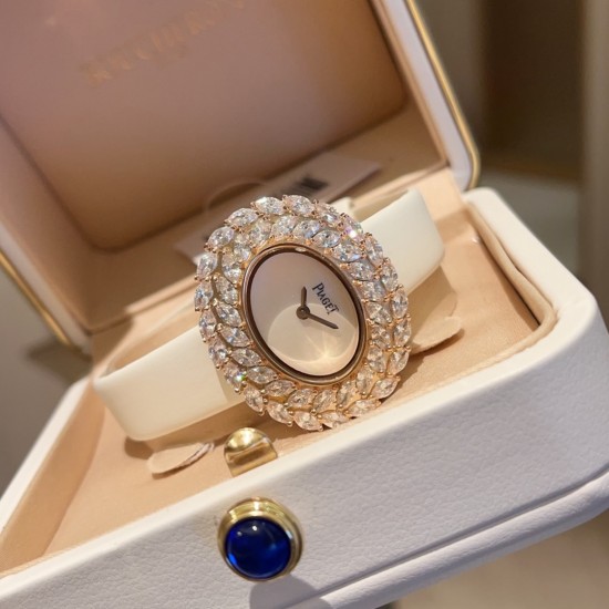 伯爵-PIAGET 全新高级珠宝系列,18K白金.玫瑰金,镶饰两圈马眼型切割美钻一圈22颗(约3.84克拉)-共44颗高级珠宝制作的一大挑战;钻石散发的耀眼光芒,皮带采用轻柔的缎面材质,与钻石造型形成优雅对比。原装尺寸31 X37 mm 伯爵-PIAGET 全新高级珠宝系列,18K白金.玫瑰金,镶饰两圈马眼型切割美钻一圈22颗(约3.84克拉)-共44颗高级珠宝制作的一大挑战;钻石散发的耀眼光芒,皮带采用轻柔的缎面材质,与钻石造型形成优雅对比。原装尺寸31 X37 mm