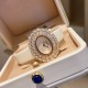 伯爵-PIAGET 全新高级珠宝系列,18K白金.玫瑰金,镶饰两圈马眼型切割美钻一圈22颗(约3.84克拉)-共44颗高级珠宝制作的一大挑战;钻石散发的耀眼光芒,皮带采用轻柔的缎面材质,与钻石造型形成优雅对比。原装尺寸31 X37 mm 伯爵-PIAGET 全新高级珠宝系列,18K白金.玫瑰金,镶饰两圈马眼型切割美钻一圈22颗(约3.84克拉)-共44颗高级珠宝制作的一大挑战;钻石散发的耀眼光芒,皮带采用轻柔的缎面材质,与钻石造型形成优雅对比。原装尺寸31 X37 mm