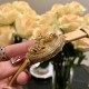 ❤️卡地亚-Cartier 创意珠宝腕表俩只勤劳小蜜蜂飞在花丛中并镶嵌在表壳上,俩只小蜜蜂更是栩栩如生!蜜蜂与花为伴、与花为善,既敬业又务实。完美的比例更彰显出精密工艺。镶嵌366颗钻体现出此腕表的高贵。让你佩戴上手更自信!表径:40mm。承载瑞士Ronda石英机芯。 ❤️卡地亚-Cartier 创意珠宝腕表俩只勤劳小蜜蜂飞在花丛中并镶嵌在表壳上,俩只小蜜蜂更是栩栩如生!蜜蜂与花为伴、与花为善,既敬业又务实。完美的比例更彰显出精密工艺。镶嵌366颗钻体现出此腕表的高贵。让你佩戴上手更自信!表径:40mm。承载瑞士Ronda石英机芯。