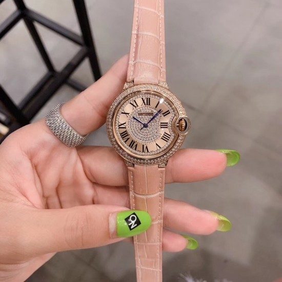 实拍爆款黄金色卡地亚蓝气球满钻系列双排四角钻✨超美人工镶嵌施华洛世奇水晶钻 字面全钻尽显高端品质 鳄鱼纹小牛皮搭配原装折叠扣 方便携带 瑞士石英机芯 百搭尺寸36mm(金玫白可选)适合各种高大上场合❗️ 实拍爆款黄金色卡地亚蓝气球满钻系列双排四角钻✨超美人工镶嵌施华洛世奇水晶钻 字面全钻尽显高端品质 鳄鱼纹小牛皮搭配原装折叠扣 方便携带 瑞士石英机芯 百搭尺寸36mm(金玫白可选)适合各种高大上场合❗️
