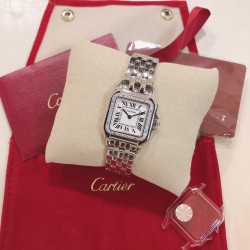 实拍 GF最强女表系列——卡地亚猎豹Panthre de Cartier。华丽而不羁，是Panthre de Cartier猎豹所传达的美学风格。它线条流畅，魅惑动人，柔软服帖于腕间，宛若在肌肤上翩翩起舞。独特的造型彰显成熟优雅、自信动人的女性形象。GF工厂以精湛技艺，原装开模，打造出与正品无异的精美流线表耳，与表壳一体成型。搭载瑞士朗达石英机芯，316L精钢壳套，尺寸：27 x 37毫米，厚度：6毫米，镀银表盘，剑形蓝钢指针，100%三度防水。搭配专柜旅行包装物料。