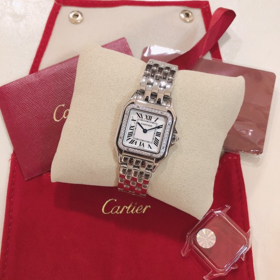 实拍 GF最强女表系列——卡地亚猎豹Panthre de Cartier。华丽而不羁,是Panthre de Cartier猎豹所传达的美学风格。它线条流畅,魅惑动人,柔软服帖于腕间,宛若在肌肤上翩翩起舞。独特的造型彰显成熟优雅、自信动人的女性形象。GF工厂以精湛技艺,原装开模,打造出与正品无异的精美流线表耳,与表壳一体成型。搭载瑞士朗达石英机芯,316L精钢壳套,尺寸:27 x 37毫米,厚度:6毫米,镀银表盘,剑形蓝钢指针,100%三度防水。搭配专柜旅行包装物料。 实拍 GF最强女表系列——卡地亚猎豹Panthre de Cartier。华丽而不羁,是Panthre de Cartier猎豹所传达的美学风格。它线条流畅,魅惑动人,柔软服帖于腕间,宛若在肌肤上翩翩起舞。独特的造型彰显成熟优雅、自信动人的女性形象。GF工厂以精湛技艺,原装开模,打造出与正品无异的精美流线表耳,与表壳一体成型。搭载瑞士朗达石英机芯,316L精钢壳套,尺寸:27 x 37毫米,厚度:6毫米,镀银表盘,剑形蓝钢指针,100%三度防水。搭配专柜旅行包装物料。