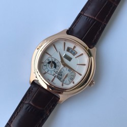 TW出品【高端品质复刻版】伯爵 黑带系列 Piaget BLACK -TIE系列GOA32017 男士腕表 枕形的表壳以不同的几何造型完美和谐地搭配在一起 体现出伯爵匠心独具的创意 造工精湛的机芯不仅拥有时 分和小秒针显示 同时还能区分昼夜 精确显示第二地时间 并配有大型日期显示窗 在设计典雅的表盘上清晰呈现各项功能 尺寸42mm 机芯型号 850P全自动机械 蓝宝石水晶玻璃 进口牛皮 原装折叠扣 是陪伴您外出旅游的最佳旅行腕表