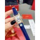 卡地亚-美国坦克-Cartier Tank Amricaine腕表,小号表款,三码合一。采用蓝宝水石晶镜面,瑞士石英机芯。原版开模,精钢表壳,八角形表冠,镶嵌一颗合成蓝色尖晶石,镀银表盘,剑形蓝钢指针,搭配原装光面折叠表扣,采用进口多色小牛皮。腕大表器优雅,深行受家青睐。表壳尺寸:34.80 x 19.00毫米。 卡地亚-美国坦克-Cartier Tank Amricaine腕表,小号表款,三码合一。采用蓝宝水石晶镜面,瑞士石英机芯。原版开模,精钢表壳,八角形表冠,镶嵌一颗合成蓝色尖晶石,镀银表盘,剑形蓝钢指针,搭配原装光面折叠表扣,采用进口多色小牛皮。腕大表器优雅,深行受家青睐。表壳尺寸:34.80 x 19.00毫米。
