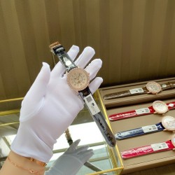 实拍 v18出品 狠货来袭 积家 约会大师 升级版最新24小时日月星辰 日月分明 女士腕表 珠宝镶钻设计风格首次使用高级珠宝的爪镶工艺而非常罕见轨道镶嵌！采用锆石材料。鲜艳光泽强！壳套：珠宝镶钻表壳、316L精钢玻璃：采用蓝宝石水晶表镜表盘：珍珠母贝镶钻表盘、台湾厂立体数字真钉立体！太阳月亮浮现出立体效果24小时日月分明表带：美洲鳄鱼皮表带尺寸：直径36mm，厚度8.8mm机芯：瑞士进口机芯体现出高贵优雅气质、材质进口质量保证零0⃣返修