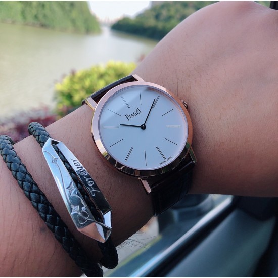 伯爵 PIAGET B0 超薄,直径40厚度8MM,采用改装高品质手翻机芯Cal.1400:原装一致夹板刻字,机芯稳定!蓝宝石水晶镜面,原装比例细节!特别注重手表的大小,弧度,抛光,刻字! 外壳均采用真空电镀,特别是白金款式光亮不掉色,纯正316进口钢材使整表更有坠感,欢迎比对!双面进口意大利小牛皮和原装扣! 三十米防水!三杰精致推荐男士超薄机械腕表 SJ为你精心打造超真实实物图拍摄 伯爵 PIAGET B0 超薄,直径40厚度8MM,采用改装高品质手翻机芯Cal.1400:原装一致夹板刻字,机芯稳定!蓝宝石水晶镜面,原装比例细节!特别注重手表的大小,弧度,抛光,刻字! 外壳均采用真空电镀,特别是白金款式光亮不掉色,纯正316进口钢材使整表更有坠感,欢迎比对!双面进口意大利小牛皮和原装扣! 三十米防水!三杰精致推荐男士超薄机械腕表 SJ为你精心打造超真实实物图拍摄