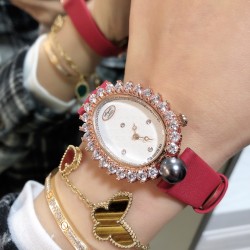 品牌：宝玑-Breguet ™️系列：珠宝系列 现推出石英版本 宝玑GJ29BB8924/5D58 雕花珍珠贝母 镶钻 女士腕表表壳电镀18K金鹅卵形表壳，外缘镶嵌24颗明亮式切割钻石和一颗日本Akoya 海水珍珠。尺寸：34.4 x 28.7毫米。表盘为玑镂刻花珍珠母贝。12点位置镶嵌宝玑铭牌。偏心小时刻度环，3点、6点、9点和12点位置设有钻石时标。宝玑经典针尖镂空式蓝钢指针。镌刻编号和Breguet隐形签名。丝缎表带，搭配折叠镶钻表扣。