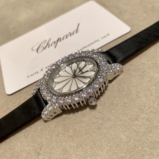 萧邦 LHEURE DU DIAMANT MEDIUM OVAL 此款LHeure du Diamant 椭圆形切割贝壳雕纹镶钻表盘 环以点缀钻石的表圈 优雅气韵 时尚风格和萧邦精湛的手工艺尽显无遗 光华耀眼 萧邦 LHEURE DU DIAMANT MEDIUM OVAL 此款LHeure du Diamant 椭圆形切割贝壳雕纹镶钻表盘 环以点缀钻石的表圈 优雅气韵 时尚风格和萧邦精湛的手工艺尽显无遗 光华耀眼