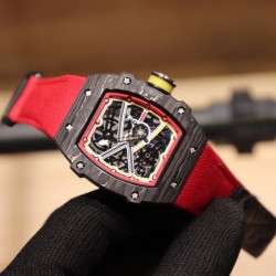 理查德米勒 Richard Mille  RM67-02跳高之王冠军款 1:1精准开模 采用100%的(NTPT碳纤维/陶瓷材料)制造 形成表壳上的特殊纹理 搭载原装西铁城全自动机械机芯 摆幅28800 无论壳身大小零散小件也是精心设计 技术成熟并独具动感的线条设计优点 搭配特色尼龙表带 尺寸48X42mm！！！