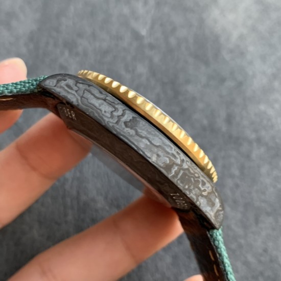 Diw新作勞力士超限量中东版 GMT-MASTER II Diw团队重新制作了碳纤维表壳,同时包含表圈、面盘等零件也全都是碳纤维材质,其中碳纤维表圈上数字刻度首次采用全新碳纤维植丁技术(非填油)塑造丰富视觉层次,质感细腻。透视底盖可清楚展示正反快速调日历的劳力士专属cal.3186机芯。搭配柔软魔术贴表带和一体碳纤维表扣。首批量产提供4种颜色表盘可选,5种不同颜色风格表带。 Diw新作勞力士超限量中东版 GMT-MASTER II Diw团队重新制作了碳纤维表壳,同时包含表圈、面盘等零件也全都是碳纤维材质,其中碳纤维表圈上数字刻度首次采用全新碳纤维植丁技术(非填油)塑造丰富视觉层次,质感细腻。透视底盖可清楚展示正反快速调日历的劳力士专属cal.3186机芯。搭配柔软魔术贴表带和一体碳纤维表扣。首批量产提供4种颜色表盘可选,5种不同颜色风格表带。