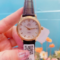 专柜同步发售欧米茄（OMEGA)  【精湛品质-女神专属】-女士精品腕表 碟飞典雅系列 原版复刻1:1，表款堪称是系列中最迷人的表款之一，尽显优雅气质与低调奢华，顶端表壳以316精钢打造，搭载日本进口西铁城机械 零返修  来自进口316钢表带 历经多道工序，防汗水，耐腐蚀 表盘-蓝宝石高清镜面 壳身整体超强立体感 精雕细琢，卓绝技艺 品质保证 尺寸：32mm厚11mm 时尚百搭，精致华贵呈现自然魅力