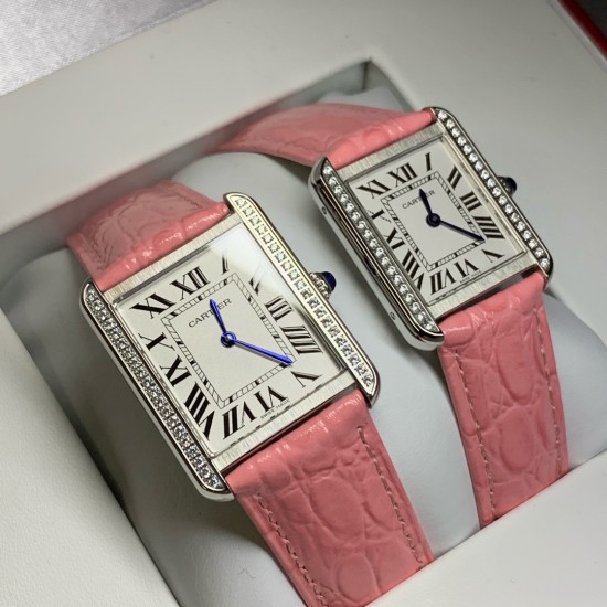 实拍【精品升级版】卡地亚超薄坦克Cartier Tank Solo系列,一款百搭 性价比又高的手表 采用瑞士石英机芯,圆珠形表冠,镶嵌一颗凸圆形合成尖晶石,镀银珠光表盘,罗马数字时标,剑形蓝钢指针,蓝宝石水晶镜面,可搭配进口鳄鱼纹牛皮表带,另有多种颜色荔枝纹原版皮为你打造个性化腕间配饰,直径:小号2431mm,中号2734mm。佩戴舒适柔软服帖,上手显得高贵又典雅,很气质很女人独家货源。「认准细节,欢迎质量对比」 实拍【精品升级版】卡地亚超薄坦克Cartier Tank Solo系列,一款百搭 性价比又高的手表 采用瑞士石英机芯,圆珠形表冠,镶嵌一颗凸圆形合成尖晶石,镀银珠光表盘,罗马数字时标,剑形蓝钢指针,蓝宝石水晶镜面,可搭配进口鳄鱼纹牛皮表带,另有多种颜色荔枝纹原版皮为你打造个性化腕间配饰,直径:小号2431mm,中号2734mm。佩戴舒适柔软服帖,上手显得高贵又典雅,很气质很女人独家货源。「认准细节,欢迎质量对比」