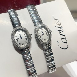 Baignoire de Cartier Small size:  W:25mm L:32mmMini size: W:20mm L:25mmBaignoire de Cartier 卡地亚Baignoire1920#浴缸1920系列，进口瑞士石英机芯。316L精钢表壳表链。整体5A莫桑石镶嵌，淬火钢蓝指针，拱形水晶镜面。表壳尺寸：小号尺寸 宽度25mm长度32mmmini尺寸 宽度20mm长度25mm
