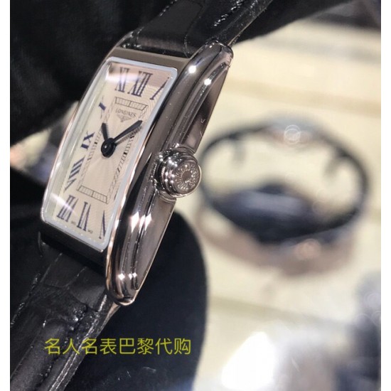 林志玲代言浪琴腕表 这一枚精巧的腕间时计寄予深情的陪伴,在指针嘀嗒间诠释关怀与牵挂。浪琴黛绰维纳系列方形石英腕表,洋溢优雅气质,以意大利“快乐生活”(Dolce Vita)为设计灵感,懂得欣赏此系列腕表的,是能从最简单的快乐中活出精彩人生的女性!✔️✔️ 林志玲代言浪琴腕表 这一枚精巧的腕间时计寄予深情的陪伴,在指针嘀嗒间诠释关怀与牵挂。浪琴黛绰维纳系列方形石英腕表,洋溢优雅气质,以意大利“快乐生活”(Dolce Vita)为设计灵感,懂得欣赏此系列腕表的,是能从最简单的快乐中活出精彩人生的女性!✔️✔️