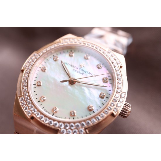 实拍【Vacheron Constantin江诗丹顿】纵横四海系列OVERSEAS女款小号型钢带款——一款极具魅力和旅行精神的女性腕表【表壳】直径36mm适合大部分女性佩戴,84颗圆形切割施华洛水更是钻璀璨夺目 【表盘】简约的大三针设计 旭日纹缎面拉丝的工艺处理 深邃优雅 时标均带白色夜光涂层 【机芯】CITIZEN8系列改Cal.5300机芯(机芯稳定零返修 ) 原装18k纳米镀金质摆陀 实拍【Vacheron Constantin江诗丹顿】纵横四海系列OVERSEAS女款小号型钢带款——一款极具魅力和旅行精神的女性腕表【表壳】直径36mm适合大部分女性佩戴,84颗圆形切割施华洛水更是钻璀璨夺目 【表盘】简约的大三针设计 旭日纹缎面拉丝的工艺处理 深邃优雅 时标均带白色夜光涂层 【机芯】CITIZEN8系列改Cal.5300机芯(机芯稳定零返修 ) 原装18k纳米镀金质摆陀