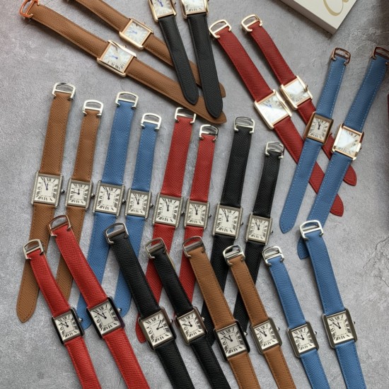 实拍【精品升级版】卡地亚超薄坦克Cartier Tank Solo系列,一款百搭性价比又高的手表 进口瑞士石英机芯,圆珠形表冠,镶嵌一颗凸圆形合成尖晶石,镀银珠光表盘,罗马数字时标,剑形蓝钢指针,蓝宝石水晶镜面,搭配进口牛皮表带,多颜色可搭配。直径:小号2431mm,中号2734mm。佩戴舒适柔软服帖,上手显得高贵又典雅,很气质很女人独家货源。 实拍【精品升级版】卡地亚超薄坦克Cartier Tank Solo系列,一款百搭性价比又高的手表 进口瑞士石英机芯,圆珠形表冠,镶嵌一颗凸圆形合成尖晶石,镀银珠光表盘,罗马数字时标,剑形蓝钢指针,蓝宝石水晶镜面,搭配进口牛皮表带,多颜色可搭配。直径:小号2431mm,中号2734mm。佩戴舒适柔软服帖,上手显得高贵又典雅,很气质很女人独家货源。