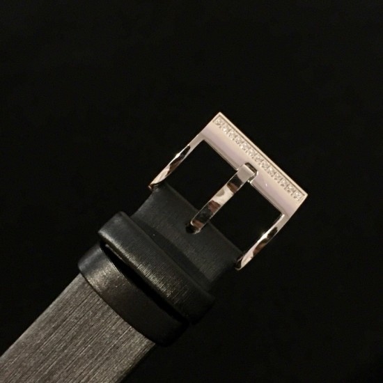 PlAGET-伯爵 Limelight酒桶形系列!尺寸27 x 38毫米。镶饰方形美钻。黑色陶瓷表冠。表扣镶饰13颗圆形美钻。蓝宝石水晶玻璃。这款Limelight酒桶形腕表犹如一套女装晚礼服,其白金表壳的每一面都镶饰着两行排列整齐的圆形美钻,将奢华优雅演绎得淋漓尽致。黑色的陶瓷表冠与黑色丝缎表带彼此呼应,形成了绝妙的搭配。银色的表盘泛着彩虹的光晕,而精巧纤细的黑色罗马数字时标则记录着光阴的流转,一览无遗。请认准独家细节品质。 PlAGET-伯爵 Limelight酒桶形系列!尺寸27 x 38毫米。镶饰方形美钻。黑色陶瓷表冠。表扣镶饰13颗圆形美钻。蓝宝石水晶玻璃。这款Limelight酒桶形腕表犹如一套女装晚礼服,其白金表壳的每一面都镶饰着两行排列整齐的圆形美钻,将奢华优雅演绎得淋漓尽致。黑色的陶瓷表冠与黑色丝缎表带彼此呼应,形成了绝妙的搭配。银色的表盘泛着彩虹的光晕,而精巧纤细的黑色罗马数字时标则记录着光阴的流转,一览无遗。请认准独家细节品质。