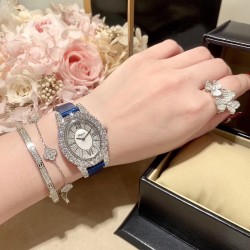 实拍 萧邦  LHEURE DU DIAMANT MEDIUM OVAL 此款LHeure du Diamant 椭圆形切割贝壳雕纹镶钻表盘 环以点缀钻石的表圈 优雅气韵 时尚风格和萧邦精湛的手工艺尽显无遗 光华耀眼