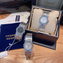 萧邦CHOPARD-St. Moritz圣莫里茨系列5156女士手镯表，1980年，Chopard萧邦推出了首款运动腕表，也是品牌工坊打造的首款钢制时计——St. Moritz，对当时专于制作金表和镶钻金表的Chopard萧邦而言，极具创新意义。St. Moritz腕表的圆形表圈点缀八颗螺丝，两两一组，分布在四个基本方位，每一节表带都由多个配件螺丝组装而成，难度非常之高，历经一年不断改进终出成品 。尺寸28mm 轻松驾驭 休闲精致都如你[爱心]（附送萧邦丝绒手表袋，退换袋子需退回‼️‼️）