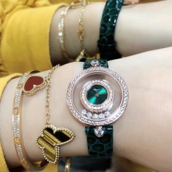 【独家美拍萧邦经邦萧邦HAPPY DIAMONDS系列快乐钻腕表】新增最新绿表盘 蓝宝石玻璃镜面 我们就是自己的神话 原厂瑞士石英机芯 镜面内7颗快乐钻自由转动 活动钻石围绕表盘回旋起舞 制作精巧的表壳玩味透明概念 chopard家标志性的Happy钻石在两片蓝宝石水晶玻璃 形成的空间内自由滑动 充分展现自由和欢快的感觉 表壳顶端与底端各缀有一圈钻石 树叶形指针 较小的同心圆为珍珠母贝质地 呈圆满的球型 两个同心圆环上皆全手工镶有钻石 七颗灵动钻石如悬空漂浮一般 细节见真知