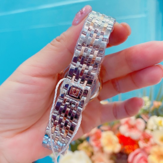 专柜同步发售欧米茄(OMEGA) 【精湛品质-女神专属】-女士精品腕表 碟飞典雅系列 原版复刻1:1,表款堪称是系列中最迷人的表款之一,尽显优雅气质与低调奢华,顶端表壳以316精钢打造,搭载日本进口西铁城机械 零返修 来自进口316钢表带 历经多道工序,防汗水,耐腐蚀 表盘-蓝宝石高清镜面 壳身整体超强立体感 精雕细琢,卓绝技艺 品质保证 尺寸:32mm厚11mm 时尚百搭,精致华贵呈现自然魅力 专柜同步发售欧米茄(OMEGA) 【精湛品质-女神专属】-女士精品腕表 碟飞典雅系列 原版复刻1:1,表款堪称是系列中最迷人的表款之一,尽显优雅气质与低调奢华,顶端表壳以316精钢打造,搭载日本进口西铁城机械 零返修 来自进口316钢表带 历经多道工序,防汗水,耐腐蚀 表盘-蓝宝石高清镜面 壳身整体超强立体感 精雕细琢,卓绝技艺 品质保证 尺寸:32mm厚11mm 时尚百搭,精致华贵呈现自然魅力