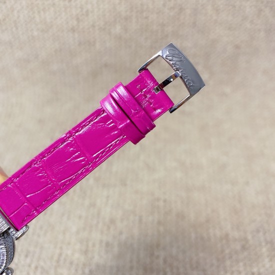 ★实拍 萧邦 CHOPARD IMPERIALE 系列腕表。独特风格带您走进一个新阶段并且成功塑造了崇尚自我表达和与众不同的生活化概念,316精钢材质,此表款全手工镶嵌施华洛世奇水晶钻,成为了美式奢侈生活风格的代表!进口石英机芯以及精细做工,佩戴贴手舒适,设计风格简约明朗。充满奢华璀璨的气息,光彩夺人、让你瞬间提升华丽的气质 ! ★实拍 萧邦 CHOPARD IMPERIALE 系列腕表。独特风格带您走进一个新阶段并且成功塑造了崇尚自我表达和与众不同的生活化概念,316精钢材质,此表款全手工镶嵌施华洛世奇水晶钻,成为了美式奢侈生活风格的代表!进口石英机芯以及精细做工,佩戴贴手舒适,设计风格简约明朗。充满奢华璀璨的气息,光彩夺人、让你瞬间提升华丽的气质 !
