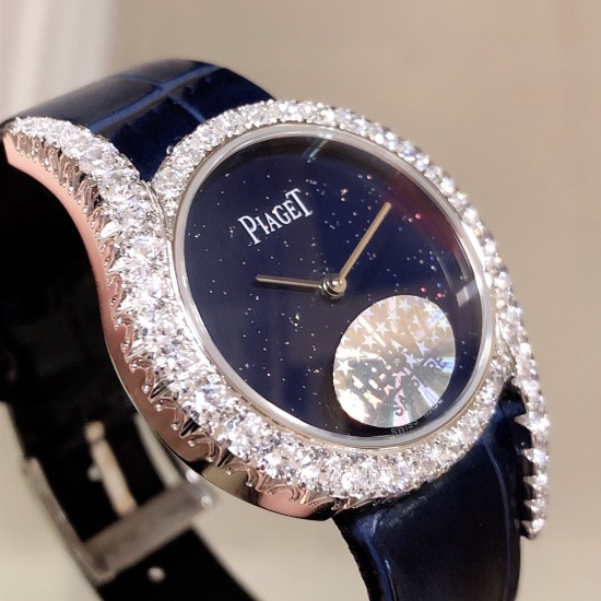 实拍 最新伯爵 限量款 璀璨星夜 Piaget Limelingt Gala腕表腕表以砂金石表盘搭配同款蓝色皮革表带,将璨夜星河定格腕间。以浩瀚苍穹中璀璨渺远的星宿,演绎细腻无穷无尽的爱意!铺镶耀眼美钻 表圈 表耳在伯爵标志性的69型表壳,倍添迷人气质!尺寸:32mm。认准HBBv7商标独家拍摄细节 实拍 最新伯爵 限量款 璀璨星夜 Piaget Limelingt Gala腕表腕表以砂金石表盘搭配同款蓝色皮革表带,将璨夜星河定格腕间。以浩瀚苍穹中璀璨渺远的星宿,演绎细腻无穷无尽的爱意!铺镶耀眼美钻 表圈 表耳在伯爵标志性的69型表壳,倍添迷人气质!尺寸:32mm。认准HBBv7商标独家拍摄细节