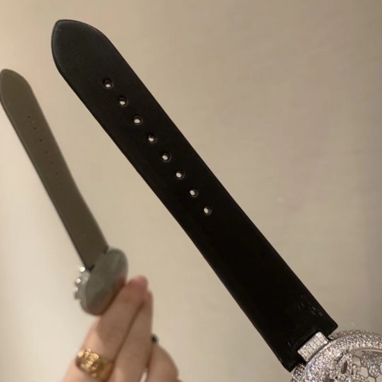 ❤️卡地亚C家白色小蜜蜂创意宝石系列当时看到第一眼就觉得超级可爱!喜欢的赶快拿下吧!整只蜜蜂都是纯手工缝制施华洛钻!光是蜜蜂的大小就调了N次!瑞士石英机芯!40mm的表盘!表带绢丝也是采用原版一致的小薄绒绢丝表带 颜色也是刚刚好的好看!光是为了对版就花费了多少心血 不过换来都是值得的!可以说它是非常完美了!❤️ ❤️卡地亚C家白色小蜜蜂创意宝石系列当时看到第一眼就觉得超级可爱!喜欢的赶快拿下吧!整只蜜蜂都是纯手工缝制施华洛钻!光是蜜蜂的大小就调了N次!瑞士石英机芯!40mm的表盘!表带绢丝也是采用原版一致的小薄绒绢丝表带 颜色也是刚刚好的好看!光是为了对版就花费了多少心血 不过换来都是值得的!可以说它是非常完美了!❤️