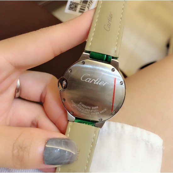 卡地亚 Cartier Ballon Bleu 蓝气球豹子系列腕表。316L精钢材质,瑞士石英机芯,瑰丽的腕表上搭配方形并缀有阳光放射纹的表盘,饰以密镶满钻的猎豹造型,豹脸的上方闪耀着电气石眼睛、黑漆斑纹以及时间显示因应移动上盖而显现或隐藏,如气球般轻盈、如蓝宝石般湛蓝,百搭典雅、奢华极致你值得拥有!!尺寸36mm*12mm。 卡地亚 Cartier Ballon Bleu 蓝气球豹子系列腕表。316L精钢材质,瑞士石英机芯,瑰丽的腕表上搭配方形并缀有阳光放射纹的表盘,饰以密镶满钻的猎豹造型,豹脸的上方闪耀着电气石眼睛、黑漆斑纹以及时间显示因应移动上盖而显现或隐藏,如气球般轻盈、如蓝宝石般湛蓝,百搭典雅、奢华极致你值得拥有!!尺寸36mm*12mm。