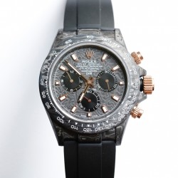 劳力士Rolex Daytona全碳纤维宇宙计时迪通拿横空出世 这款获得瑞士天文台认证的首款全碳纤迪通拿搭载全自动计时7750机械机芯 均调校测试 表盘配蜗形小秒针盘 蓝宝石抗刮损水晶镜面 碳纤维字面 完美复刻 原装同步魔术贴帆布带/橡树胶带 原装扣  更加柔软舒适 方便佩戴 爱不释手的劳力士迪通拿 品不完的一劳永逸！！！
