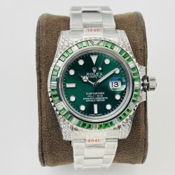【VRS Factory2022墙裂推荐 市场最高版本】奢华大作，劳力士Rolex SUB潜航者后镶钻定制版！是奢华闪耀与永不退色的融合，更是经典潮流的不二之选！1⃣️【表壳】直径40MM。每一颗钻石/彩宝均来自奥地利（施华洛世奇原产地）经过严格的筛选，确保颜色，大小，火彩统一，专业珠宝镶嵌师精心镶嵌。2⃣️【表带】跟官网同步，904L蚝式钢完美还原坚固耐用的优良血统，效果可媲美原装。3⃣️【机芯】采用复刻界的机芯之王——搭配3135自动上旋机芯。VRS Factory匠心力作 敬请各路表友品鉴！