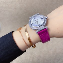 ★实拍 萧邦 CHOPARD IMPERIALE 系列腕表。独特风格带您走进一个新阶段并且成功塑造了崇尚自我表达和与众不同的生活化概念，316精钢材质，此表款全手工镶嵌施华洛世奇水晶钻，成为了美式奢侈生活风格的代表！进口石英机芯以及精细做工，佩戴贴手舒适，设计风格简约明朗。充满奢华璀璨的气息，光彩夺人、让你瞬间提升华丽的气质 ！