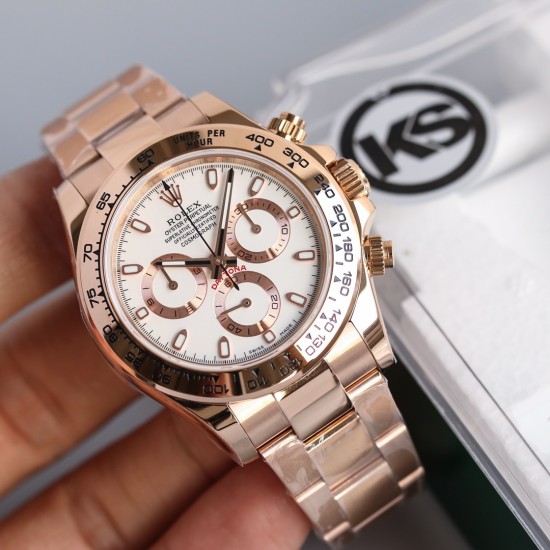 顶级做工KS出品:劳力士 恒动宇宙计时型迪通拿 【尺寸】40MM【表镜】抗刮损蓝水晶玻璃 防反光凸透式放大日历窗【表壳】上链表冠,旋入式三扣锁三重防水系统【机芯】采用7750机芯,高效精准稳定【表带】腕表搭配折叠式表扣,且表扣具有微调装置,可以调到非常的贴合手腕 折叠扣 超强夜光 防水大于100米 顶级做工KS出品:劳力士 恒动宇宙计时型迪通拿 【尺寸】40MM【表镜】抗刮损蓝水晶玻璃 防反光凸透式放大日历窗【表壳】上链表冠,旋入式三扣锁三重防水系统【机芯】采用7750机芯,高效精准稳定【表带】腕表搭配折叠式表扣,且表扣具有微调装置,可以调到非常的贴合手腕 折叠扣 超强夜光 防水大于100米