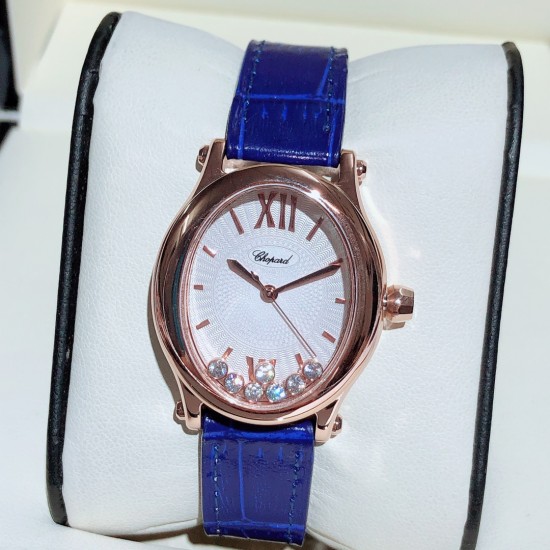 实拍 萧邦-ChopardHappy Sport Oval 石英版本腕表精钢表壳制表工艺与优雅美学风格巧妙结合,以此来展示女性魅力和技术性能。玫瑰金真空电镀材质,既优雅又时尚,以圆润柔美的曲线演绎隽永女性魅力。萧邦对象征永恒的椭圆形展现新颖诠释,打造出一款献给女性的臻礼,许下一个象征快乐的诚挚诺言。Happy Spor欢快嬉戏、自由旋转的水钻珠子在两片蓝宝石水晶之间愉悦轻舞。表壳 约30mm珍珠贝壳彩色表盘搭配光泽亮皮纹表带针扣穿戴C表扣。 实拍 萧邦-ChopardHappy Sport Oval 石英版本腕表精钢表壳制表工艺与优雅美学风格巧妙结合,以此来展示女性魅力和技术性能。玫瑰金真空电镀材质,既优雅又时尚,以圆润柔美的曲线演绎隽永女性魅力。萧邦对象征永恒的椭圆形展现新颖诠释,打造出一款献给女性的臻礼,许下一个象征快乐的诚挚诺言。Happy Spor欢快嬉戏、自由旋转的水钻珠子在两片蓝宝石水晶之间愉悦轻舞。表壳 约30mm珍珠贝壳彩色表盘搭配光泽亮皮纹表带针扣穿戴C表扣。