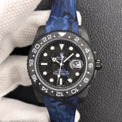 劳力士Rolex Daytona翡翠夜光全碳纤维GMT横空出世 这款获得天文台认证的首款全碳纤维GMT搭载2836全自动机械 蓝宝石抗刮损水晶镜面 碳纤维字面 完美复刻 原装同步橡树胶带 原装扣  更加柔软舒适 方便佩戴 爱不释手的劳力士GMT 品不完的一劳永逸！！！
