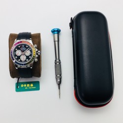 【DR Factory】最新力作 V3升级版 市场最高版本 劳.力士Rolex全新彩虹圈迪通拿Daytona！升级细节：1:升级圈口角度与宝石大小颜色，缎纹字面更加富有光泽，能与原装保持一致！2:904L钢带，表壳按键防滑齿纹更加明显立体！3:劳.力士彩虹圈迪通拿是ROLEX爱好者的首选，搭载7750机芯，奢华副本DAYTONA的最新首选，是土豪最佳选择！DR Factory为您呈现您想要的一切！DR品质 追求完美 不断超越！（附送专用拆表工具一套+专用手表皮套一个+时尚运动手环一条）